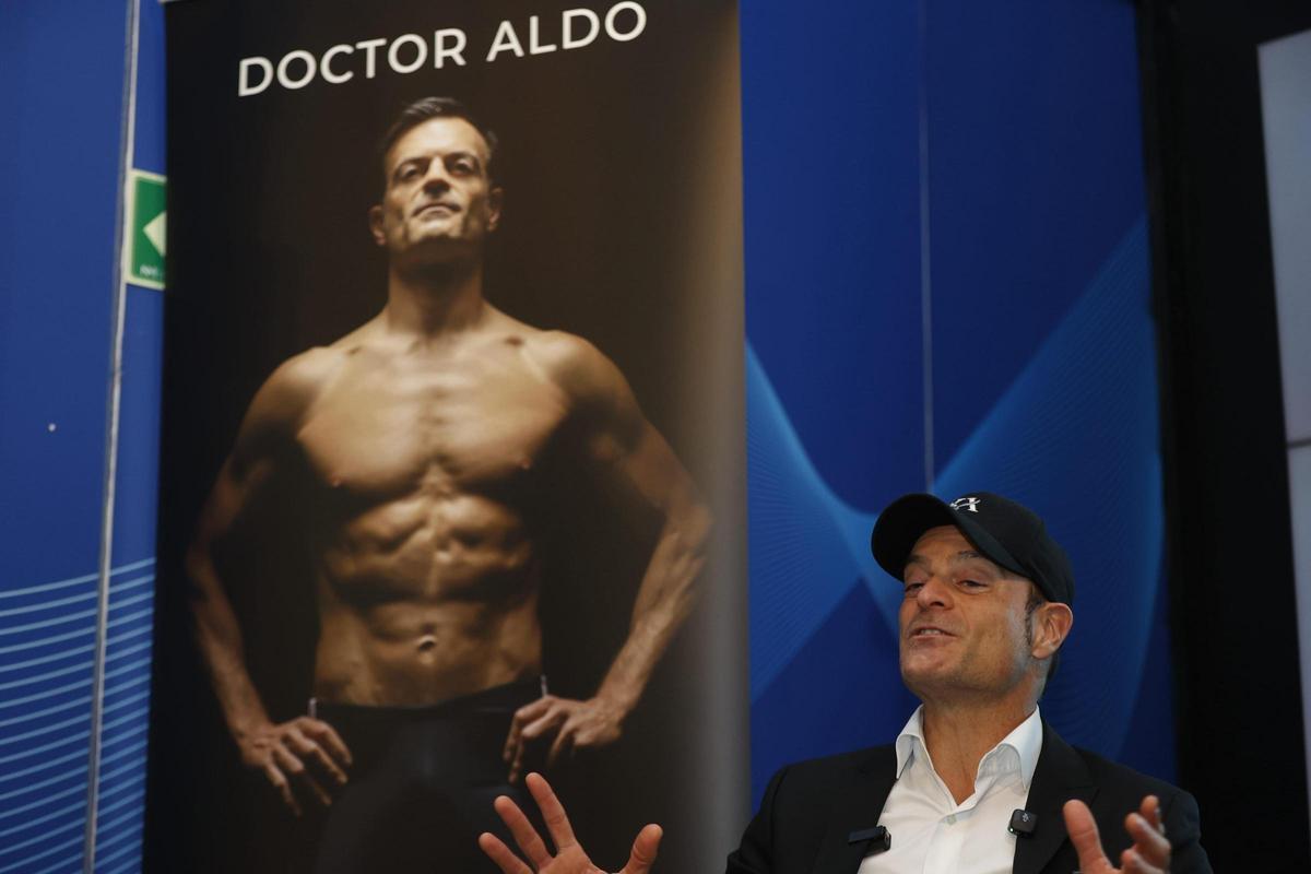 El doctor Aldo Martínez, durante la presentación de su nuevo libro.