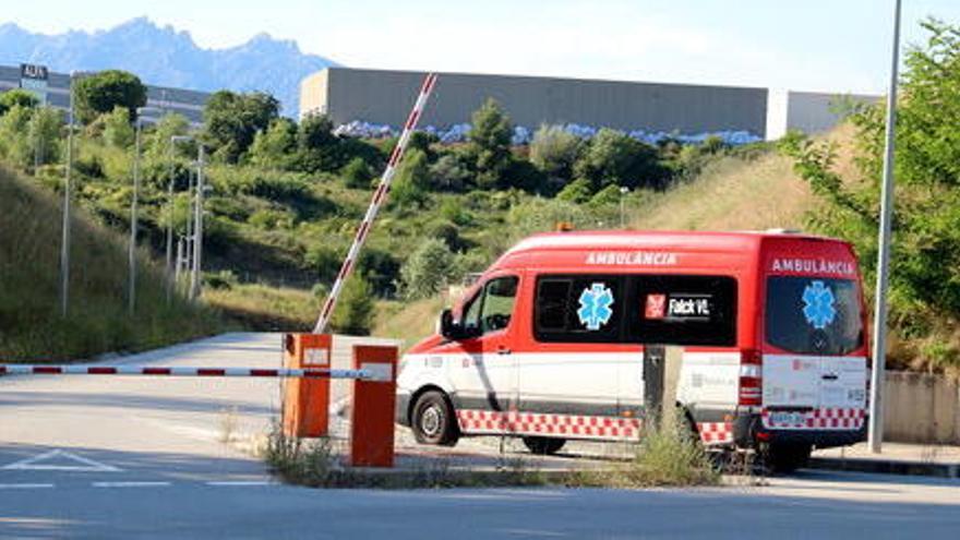 L&#039;ambulància que portava Fèlix Millet passant la barrera d&#039;entrada de la presó de Brians 2