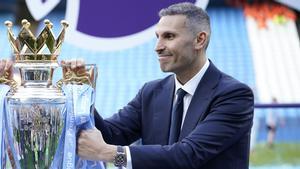 El presidente del Manchester City, Khaldoon Al Mubarak, durante la celebración del título de la Premier League