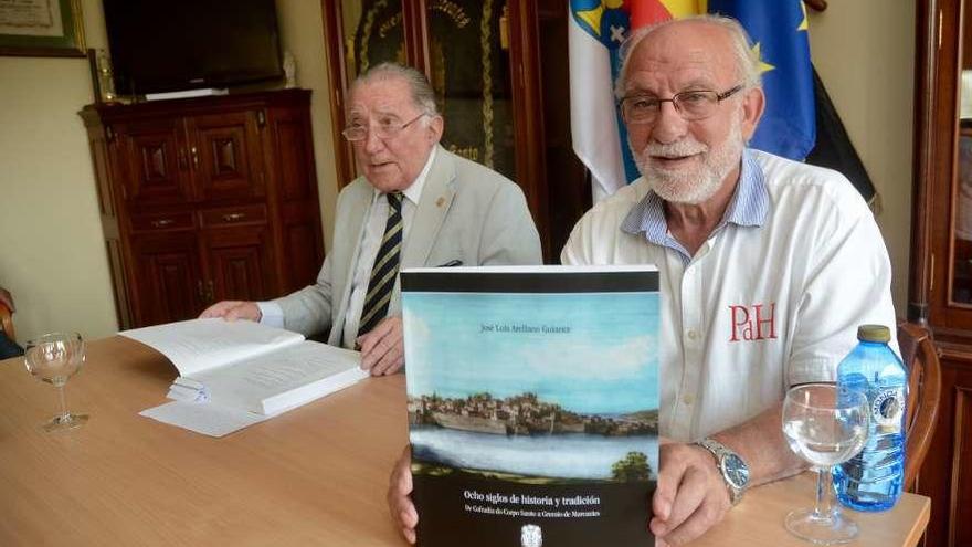 José Luis Orellano (derecha) muestra el libro junto a José Ángel Fernández Arruty. // Rafa Vázquez