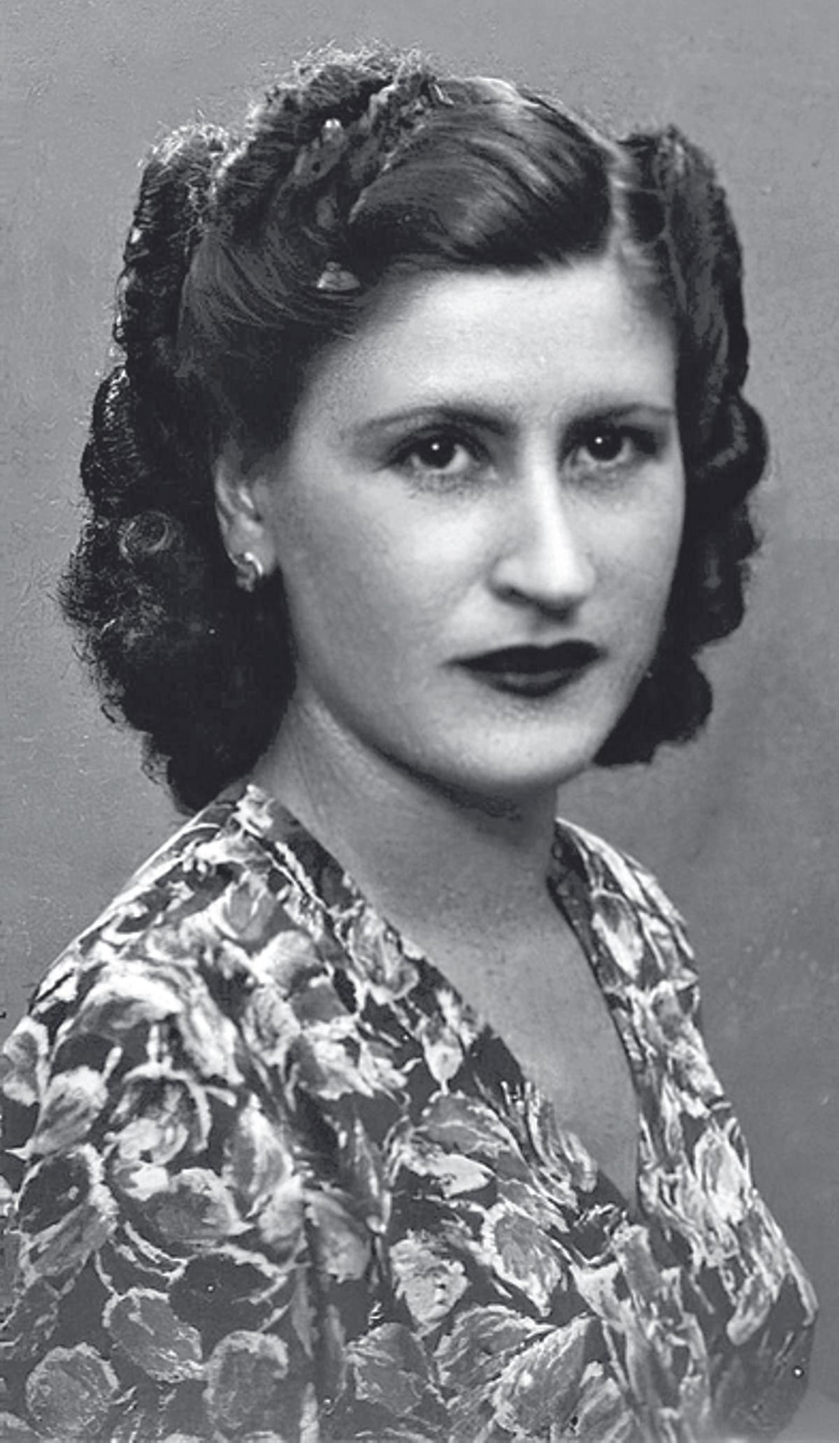 Aurora Perea fotografiada a Barcelona a mitjan anys quaranta.