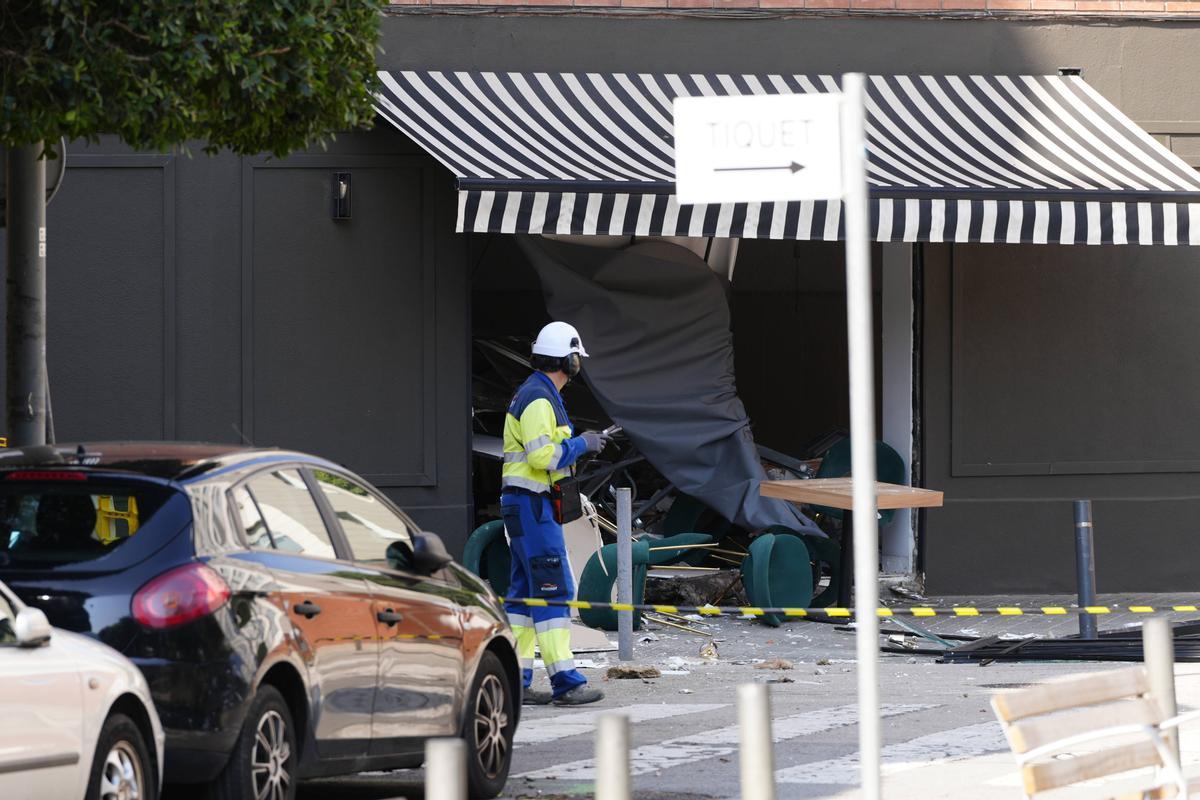Local afectado por una explosión tras una fuga de gas en L'Hospitalet.