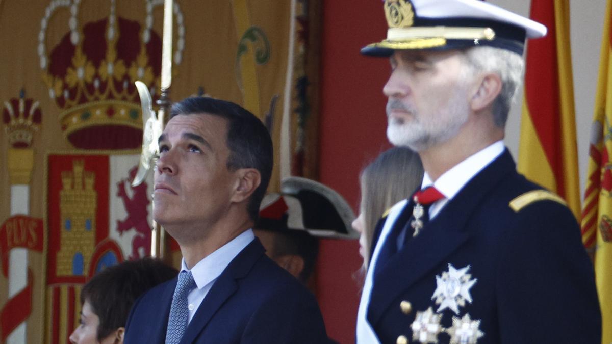 Pedro Sánchez i Felip VI a la desfilada del Dia de la Hispanitat