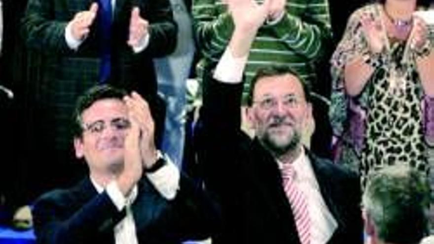 Rajoy acusa a Zapatero de tapar la crisis financiera con cortinas de humo