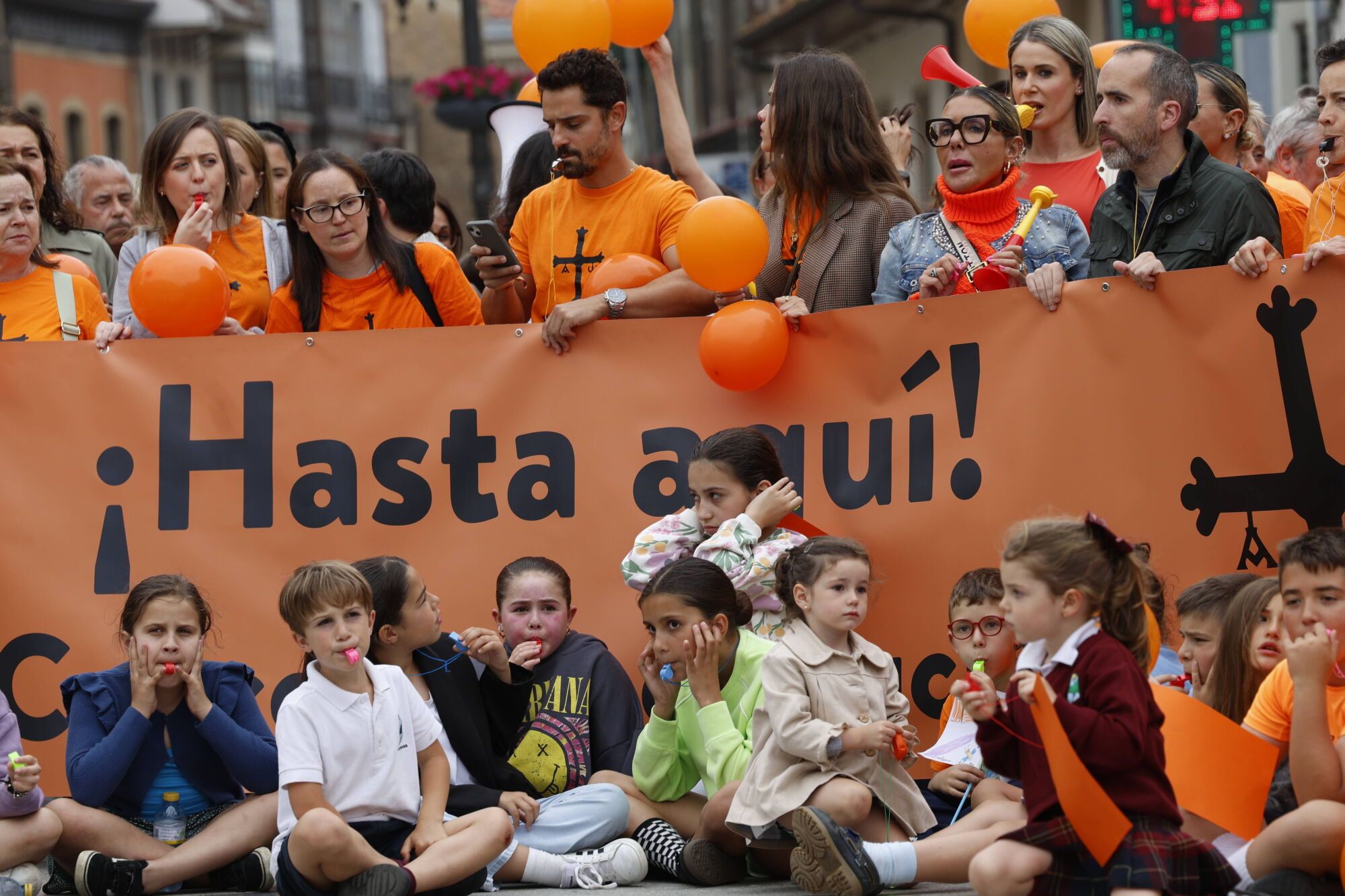Así fue la concentración en Avilés de profesores y familias de los colegios concertados. 