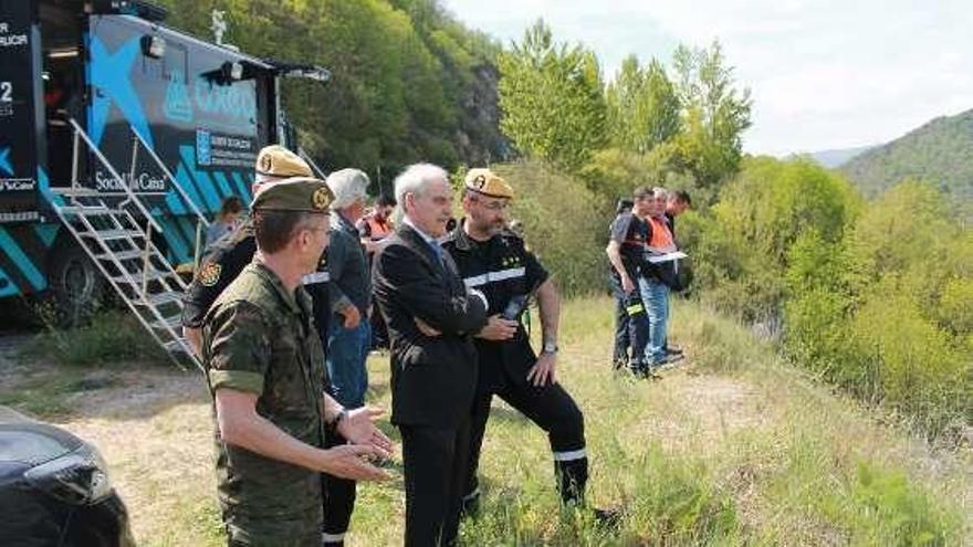 El subdelegado, con la UME y Protección Civil. // FdV