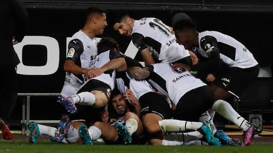 La celebración del primer gol del partido: de Guedes.