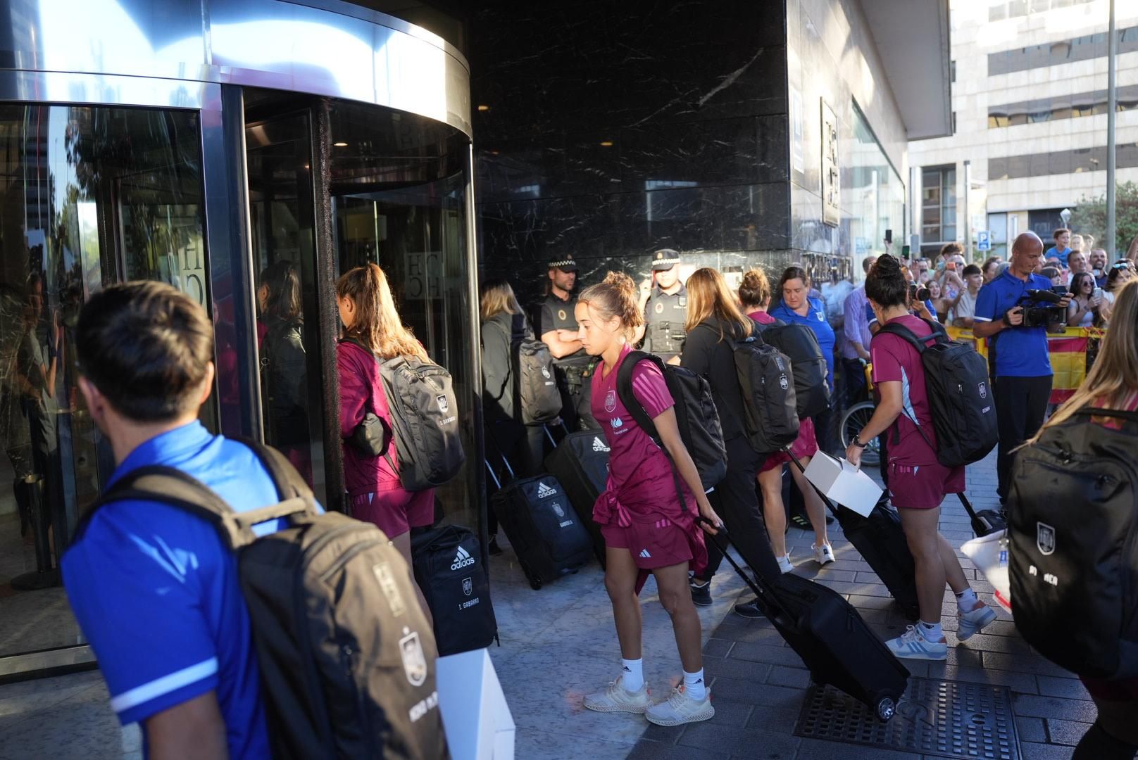 Las campeonas del mundo a su llegada a Córdoba, en imágenes