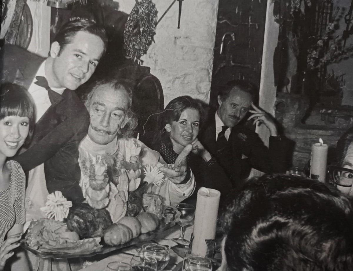 Quimet Pairó servint Salvador Dalí en el Celler de ca la Teta de lHotel Duran Quimet Pairó servint Salvador Dalí en el Celler de ca la Teta de lHotel Duran