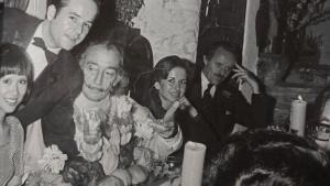Quimet Pairó servint Salvador Dalí en el Celler de ca la Teta de lHotel Duran