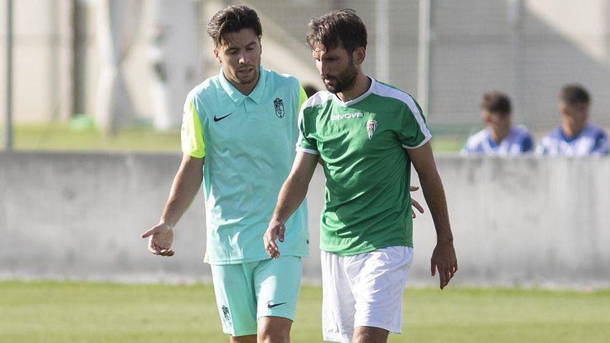 El cordobesista Álex Bernal, junto a un rival del Granada B.