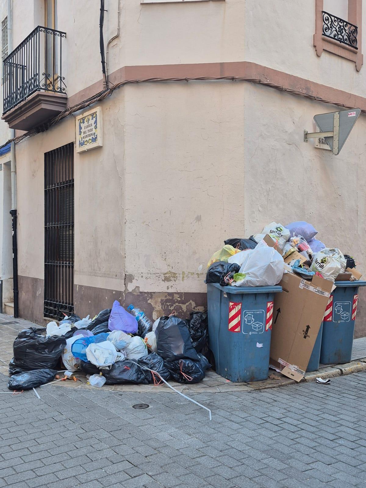 Bolsas de basura en la calle Pare Marchena.