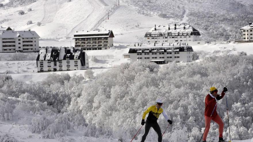 El primer fin de semana de esquí reúne a más de 1.600 aficionados