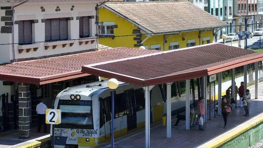 Usuarios de Feve en la estación de Moreda durante el pasado verano.