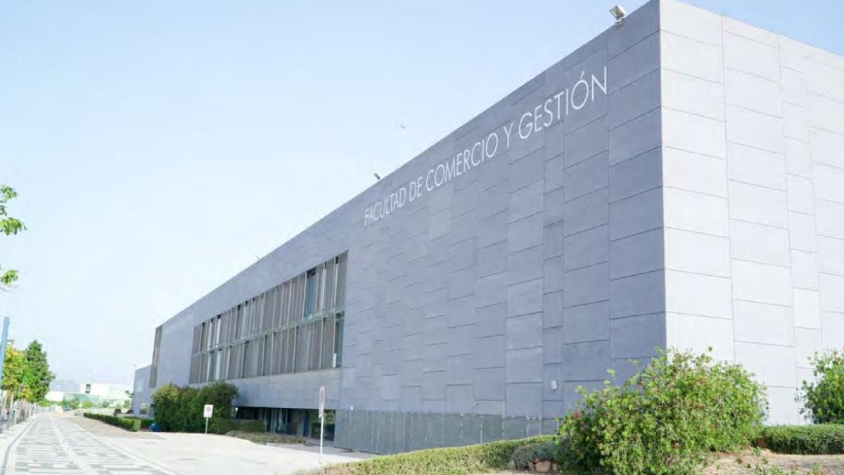 Fachada de la Facultad de Comercio y Gestión, en la Ampliación del Campus de Teatinos