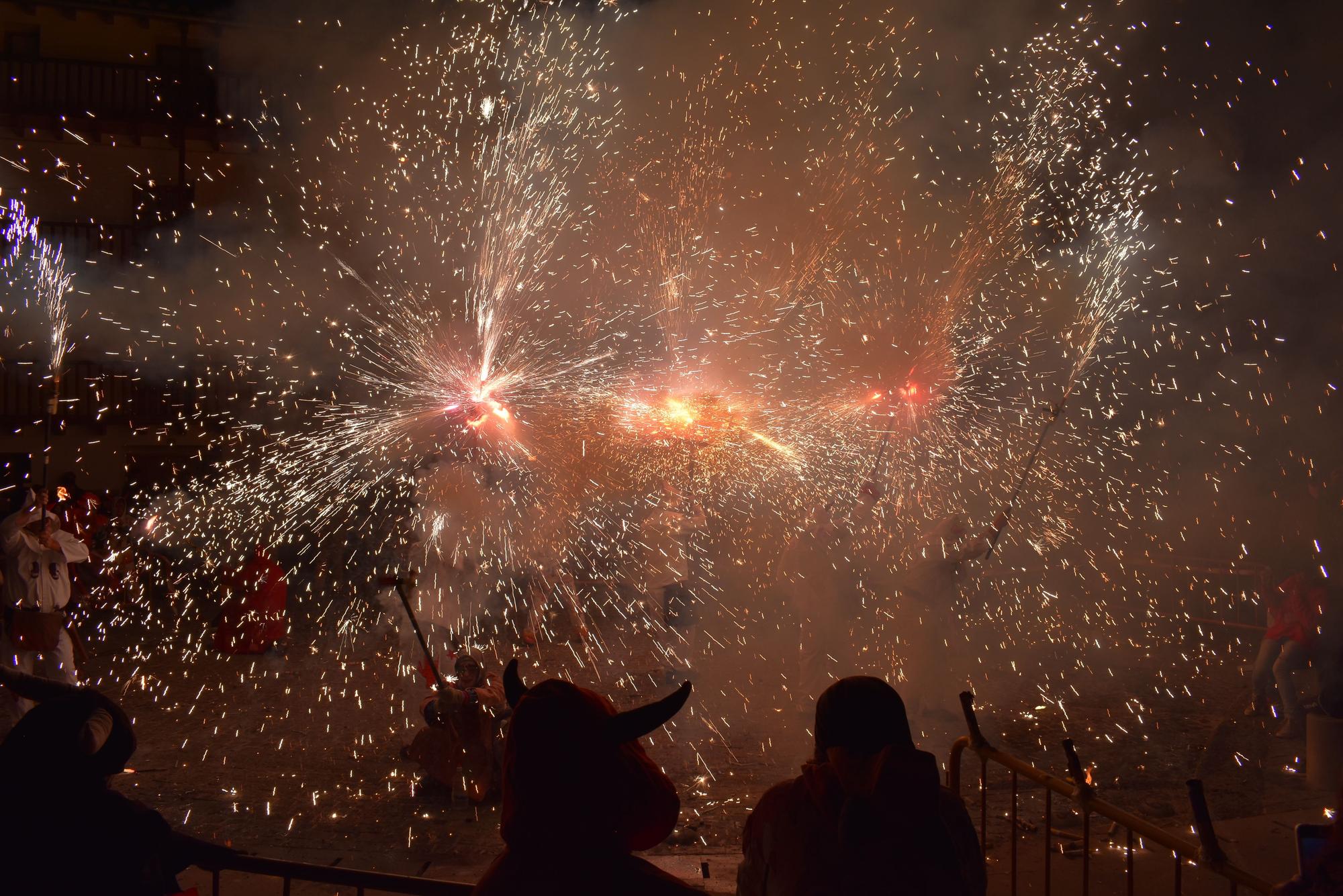 Morella se enciende por el tradicional encuentro de los 300 'dimonis'