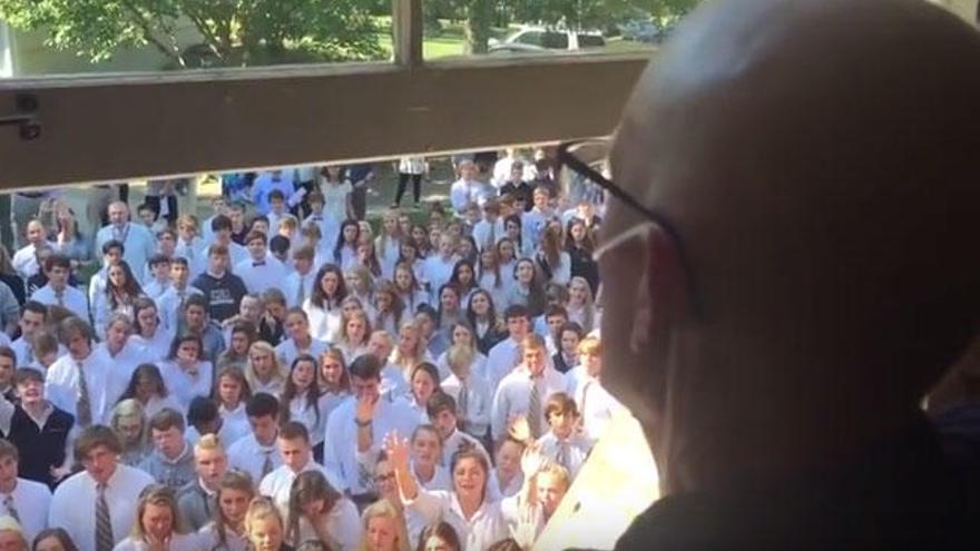 Ellis observa a sus alumnos desde la ventana de su casa.