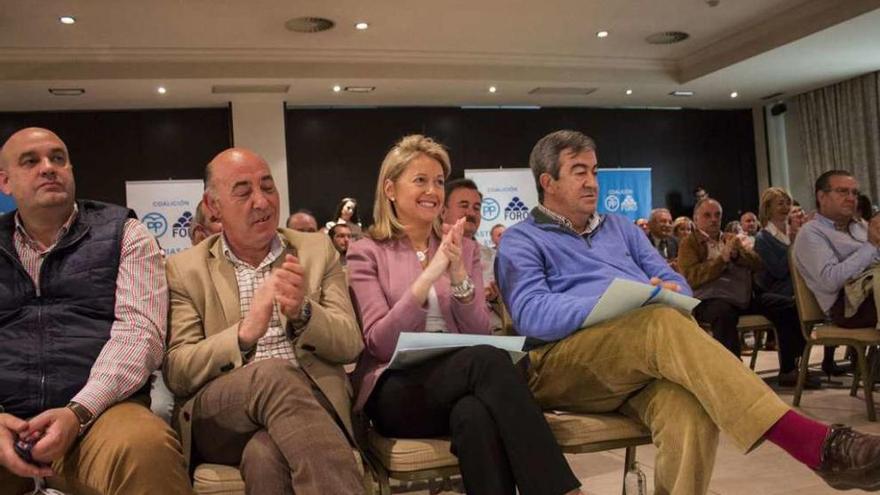 Por la izquierda, Pedro Leal, Enrique Lanza, Cristina Coto y Francisco Álvarez-Cascos, acompañados por otros integrantes de Foro, ayer, durante la intervención de Isidro Martínez Oblanca.