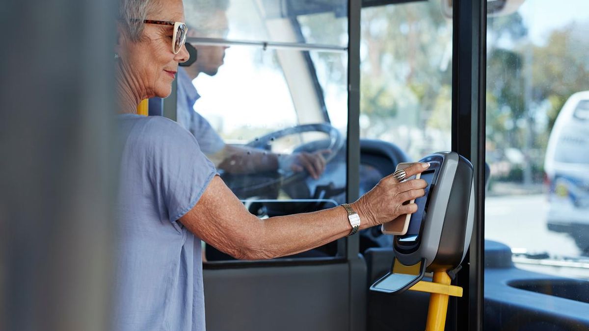 Una usuaria de ‘Movilidad como Servicio (MaaS)’ utiliza el teléfono móvil para pagar el autobús.