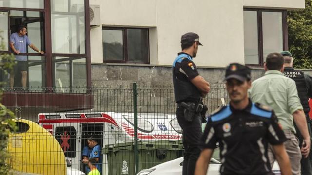 Exterior de la caserna de la Guàrdia Civil on es va produir l’assassinat, ahir a Llanes. | INMA COLLIN