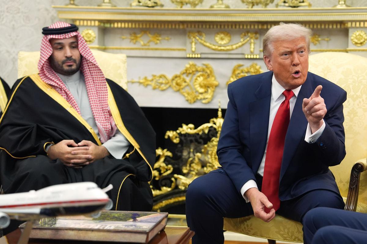 El presidente de EEUU, Donald Trump, señala a una periodista tras hacerle una pregunta incómoda al príncipe heredero saudí, Mohamed bin Salmán, este martes en el Despacho Oval.