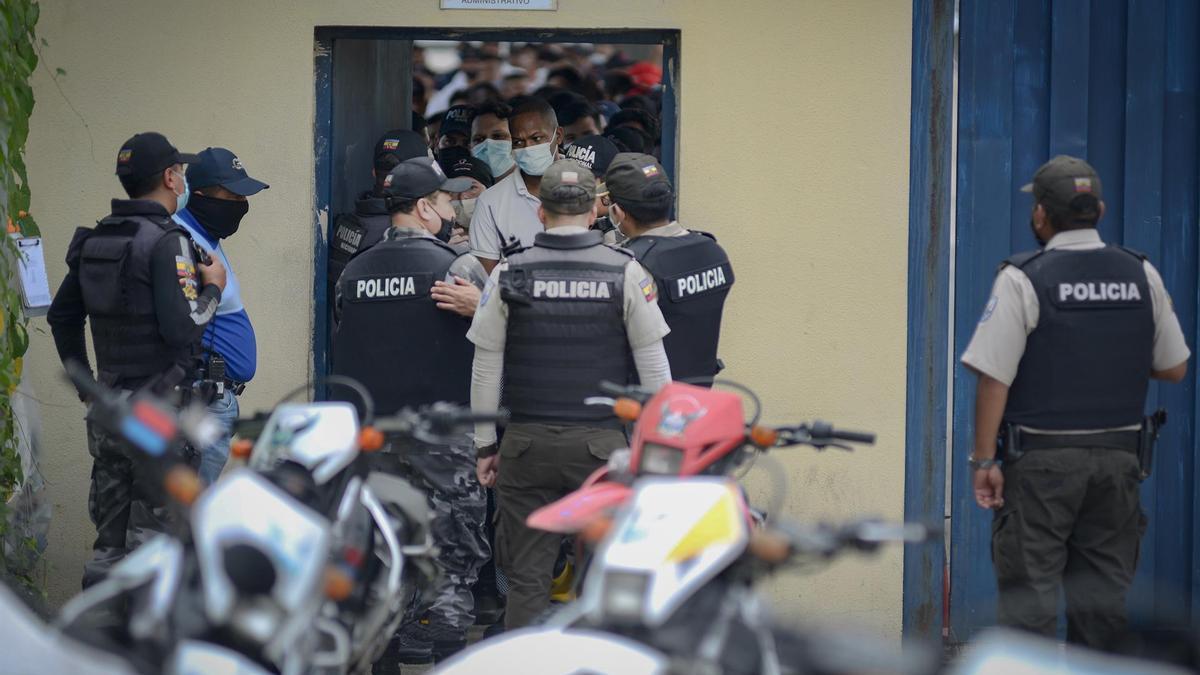 La Policía retiene a las puertas de la cárcel a familiares de presos durante los motines en las prisiones que tuvieron lugar la semana pasada en Ecuador.