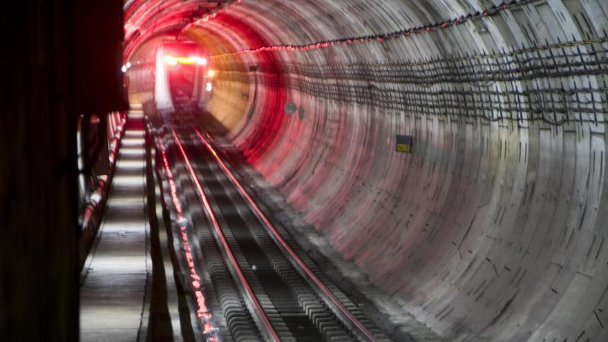 Un joven distraído cae a las vías del metro en València