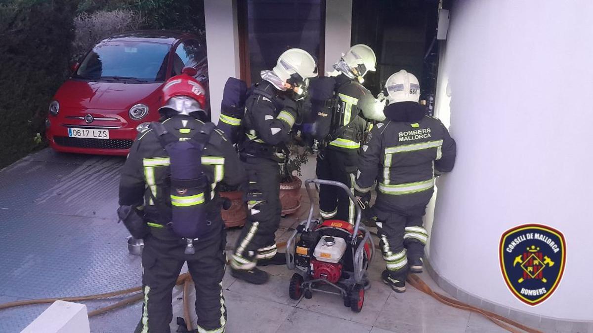 Los Bombers de Mallorca, durante el servicio en Illetes.