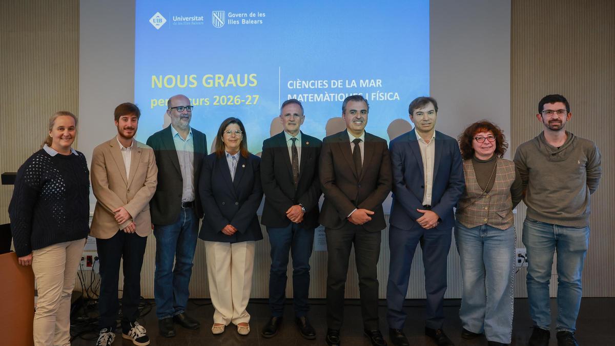 El conseller de Educación, Antoni Vera y el rector de la UIB, Jaume Carot, presentan los nuevos grados junto a otros responsables