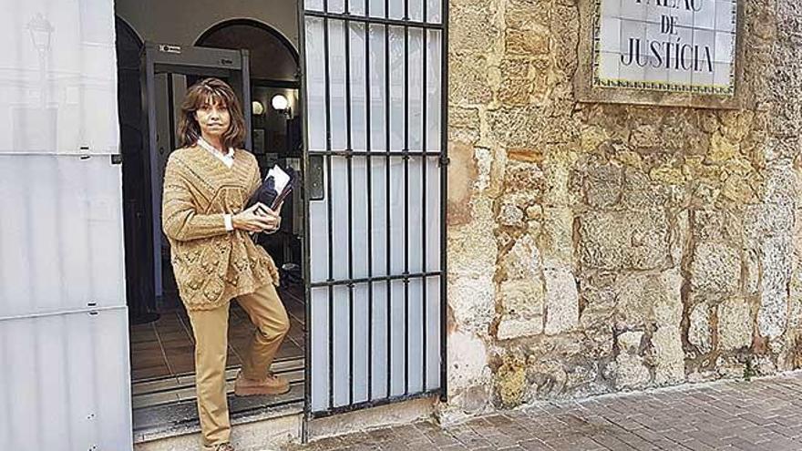 La coordinadora del servicio de mediaciÃ³n, Catalina Llull, en los juzgados de Manacor.