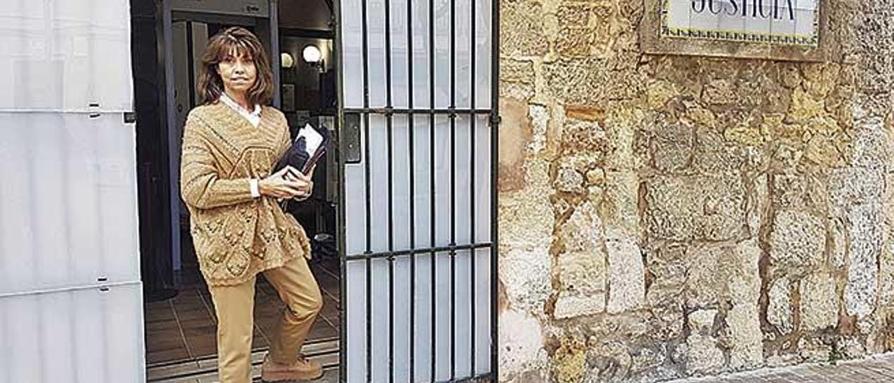 La coordinadora del servicio de mediaciÃ³n, Catalina Llull, en los juzgados de Manacor.