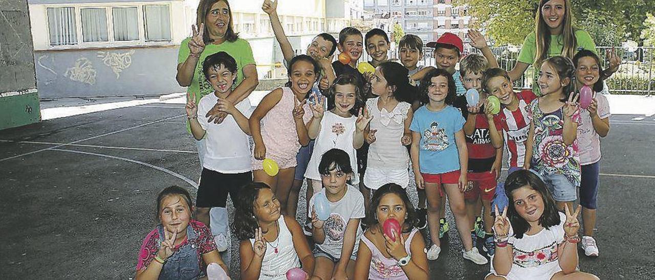 Las monitoras Mari Canto García y Andrea Alonso posan con los niños pequeños.