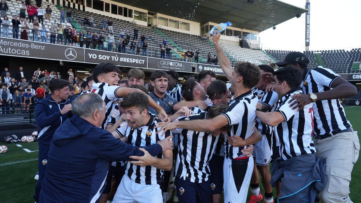 ¡Las mejores imágenes de la celebración del ascenso a Segunda Federación del Castellón B!