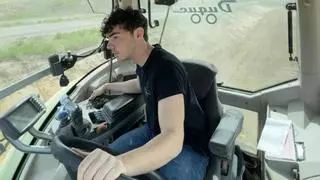 Javier Duque (28 años), de informático a agricultor: "Hay personas que tienen una idea muy equivocada del trabajo en el campo, como si todavía fuésemos en burro, y es todo lo contrario. Aquí utilizamos tecnología puntera"