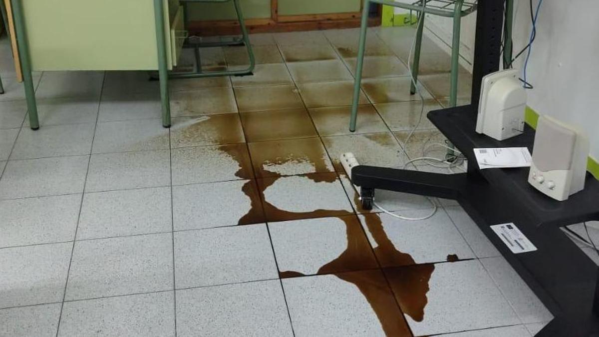 Filtraciones en el interior de las aulas debido a las precipitaciones.