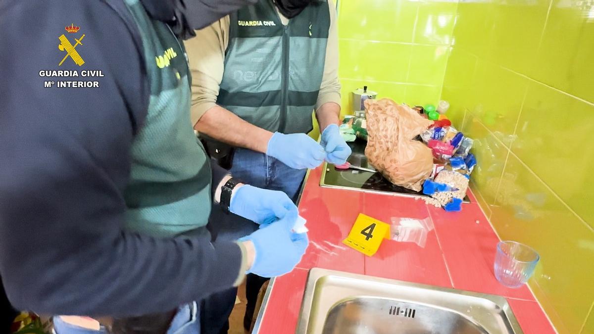 La Guardia Civil recoge pruebas en el punto de venta de droga desmantelado en Palma del Río.