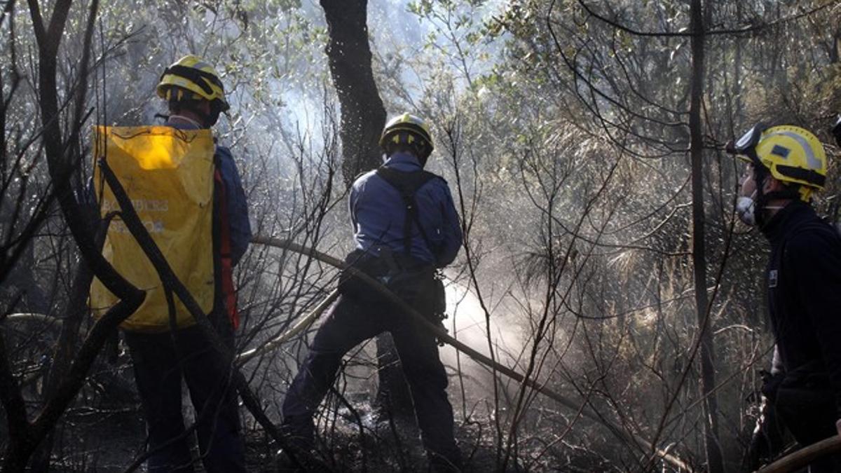 Los bomberos trabajan, el pasado viernes, en el incendio de Santa Cristina d'Aro.
