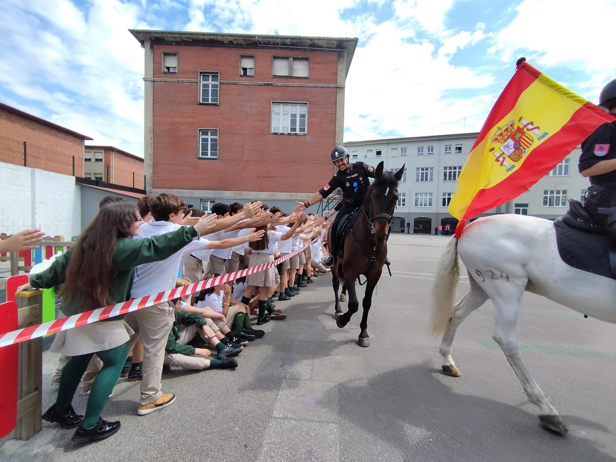 Exhibición de la Policía Nacional en el colegio Beata Imelda de La Felguera