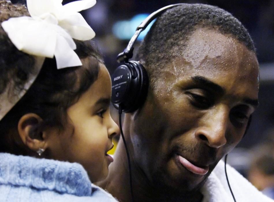 Lakers' Bryant holds his daughter Natalia after ...