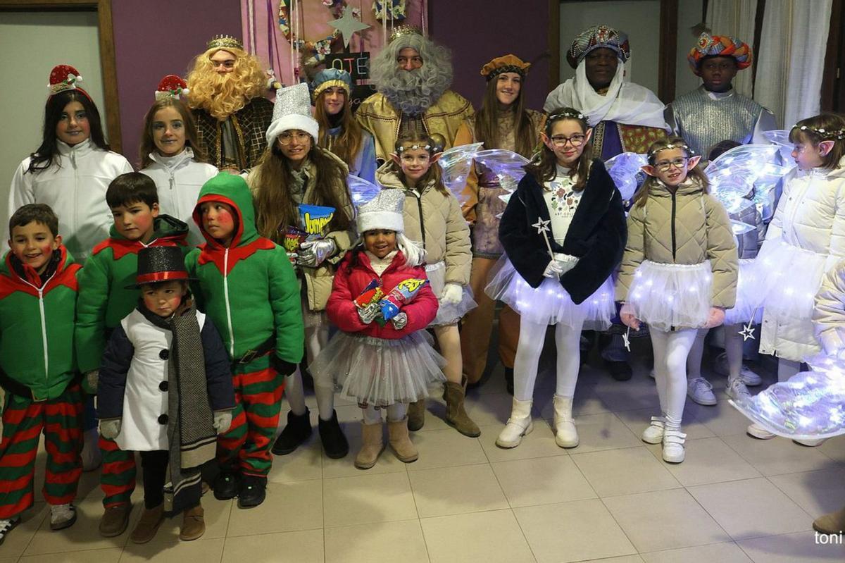 Los Reyes Magos junto a los niños y niñas de Las Eras.