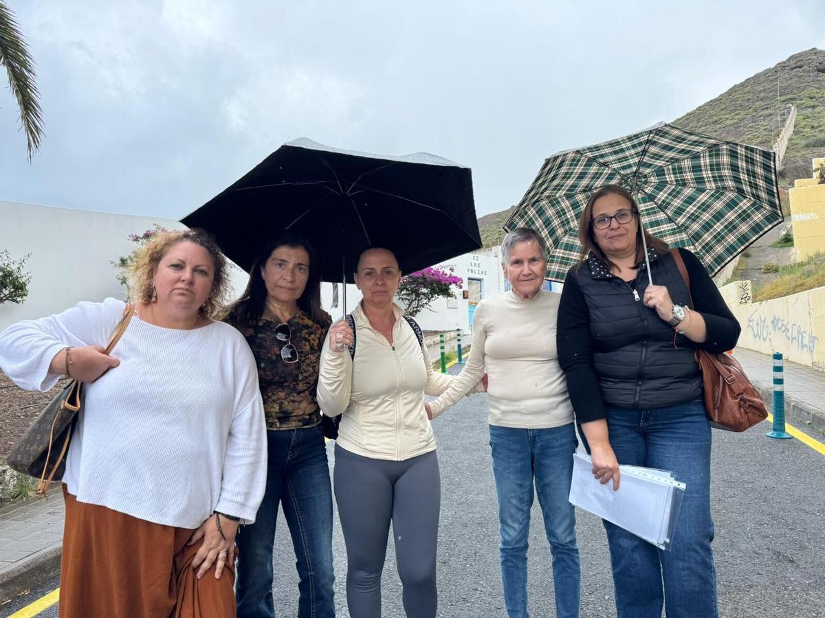 Vecinas de Zárate y representantes del comité de empresa frente a Las Folías, el centro infantil que cerrará este año