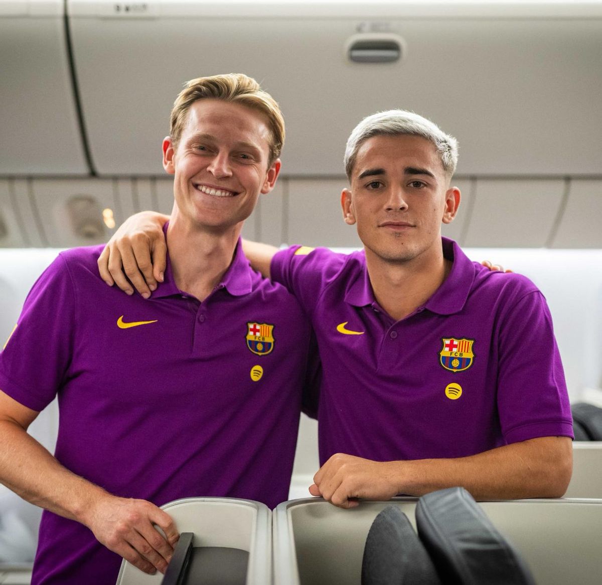 Gavi y De Jong en el vuelo del Barça hacia Japón.