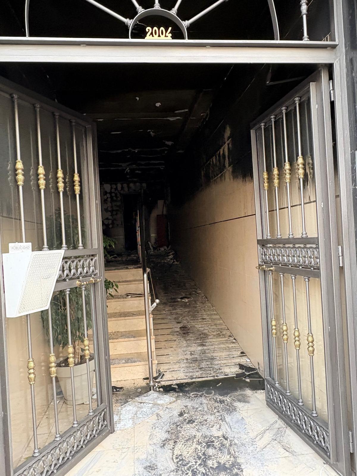 Un incendio obliga a desalojar un bloque en Los Tilos