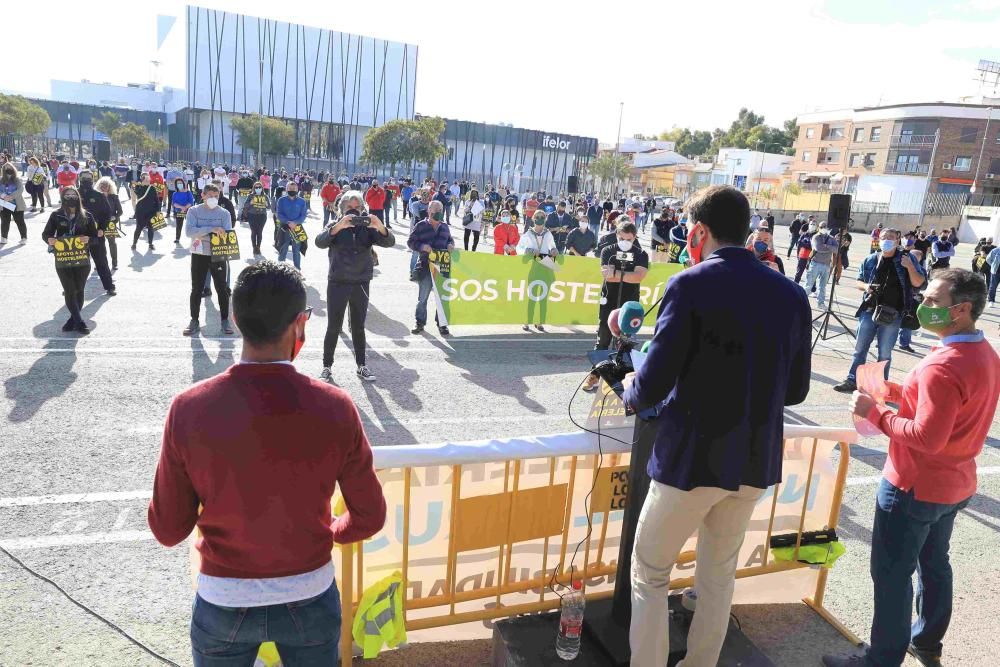 Hosteleros colapsan el centro de Lorca reclamando la apertura de sus negocios