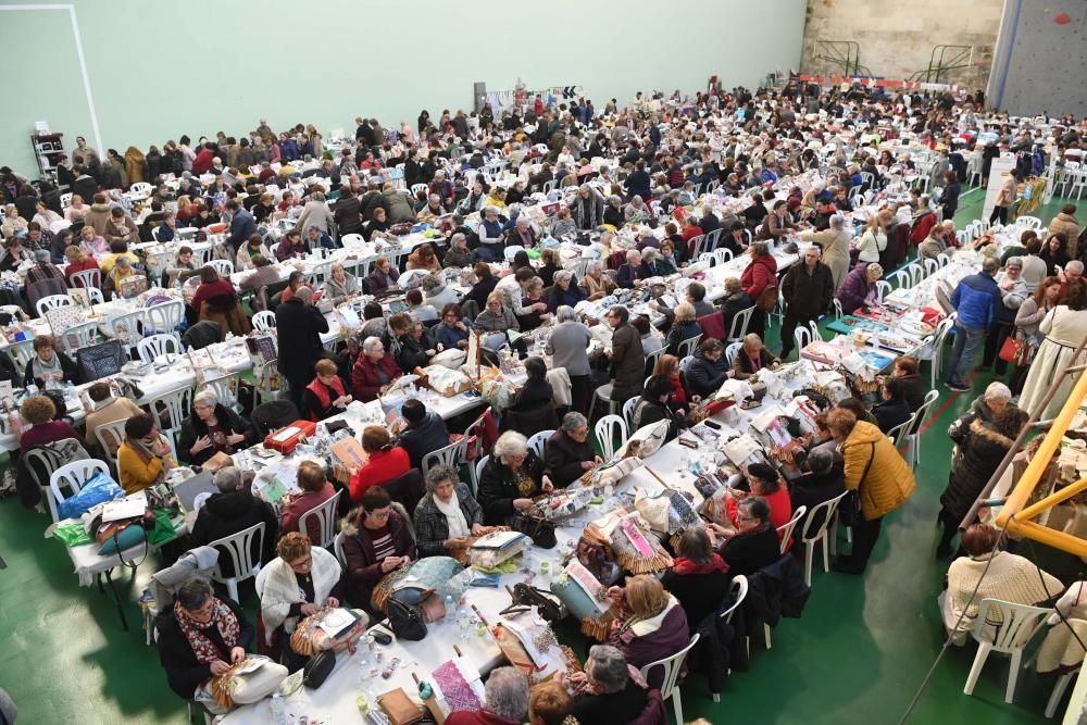 Casi un millar de aficionados a los bolillos, al patchwork y a las vainicas se desplegan en el frontón del Palacio de los Deportes de Riazor en el Encontro Multilabores, que cumple su 8ª edición.