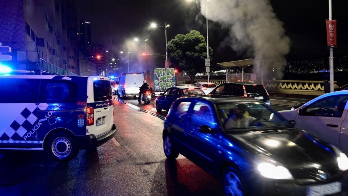 Dañados varios coches en el ‘parking’ del paseo marítimo | VÍCTOR ECHAVE