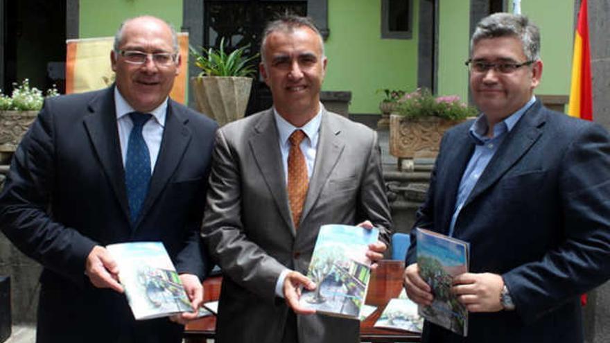 Manuel López y Ángel Víctor Torres, ayer, presentando el programa de fiestas. | lp