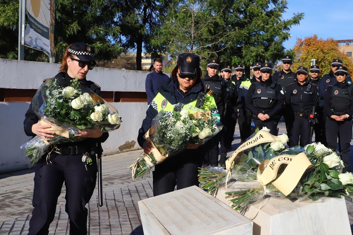 Compañeras de la Policía Local homenajean a las agentes asesinadas.