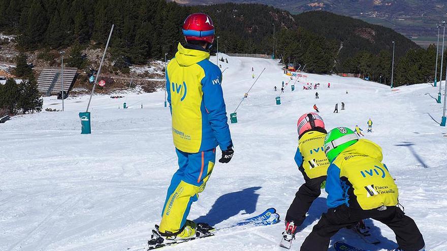 Uns joves a punt de fer una baixada a Masella