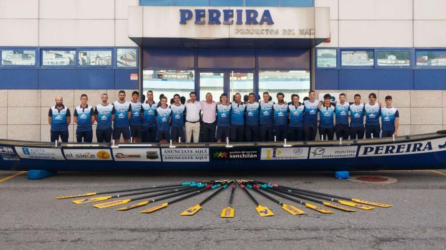 La tripulación de Tirán Pereira, en la presentación oficial de la trainera de la temporada 2024 delante de la sede de su patrocinador principal.